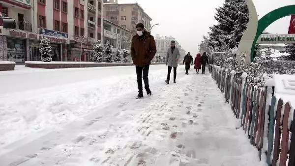 Van'da 403 yerleşim yerinin yolu kardan kapandı Van'da 403 yerleşim yerinin yolu kardan kapandı