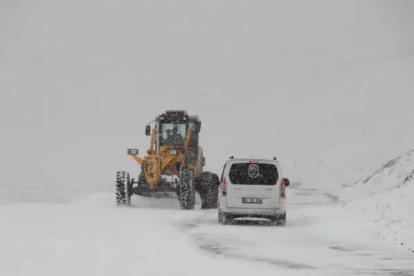 Van'da 403 yerleşim yerinin yolu kardan kapandı Van'da 403 yerleşim yerinin yolu kardan kapandı