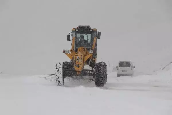 Van'da 403 yerleşim yerinin yolu kardan kapandı Van'da 403 yerleşim yerinin yolu kardan kapandı
