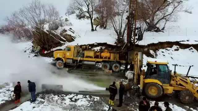 Varto'da 860 metre derinlikte jeotermal su kaynağına ulaşıldı Varto'da 860 metre derinlikte jeotermal su kaynağına ulaşıldı
