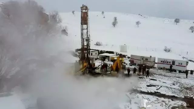 Varto'da 860 metre derinlikte jeotermal su kaynağına ulaşıldı Varto'da 860 metre derinlikte jeotermal su kaynağına ulaşıldı