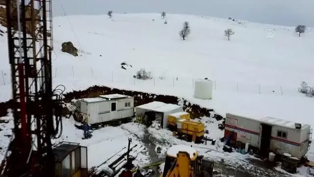 Varto'da 860 metre derinlikte jeotermal su kaynağına ulaşıldı Varto'da 860 metre derinlikte jeotermal su kaynağına ulaşıldı