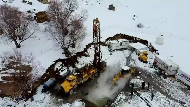 Varto'da 860 metre derinlikte jeotermal su kaynağına ulaşıldı Varto'da 860 metre derinlikte jeotermal su kaynağına ulaşıldı
