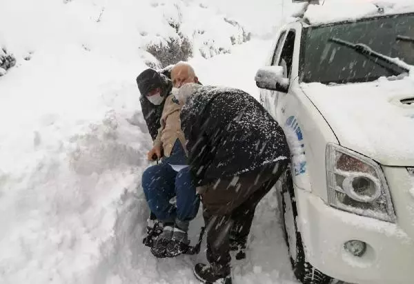 Zonguldak'ta 126 köy yolu ulaşıma kapandı (2) Zonguldak'ta 126 köy yolu ulaşıma kapandı (2)
