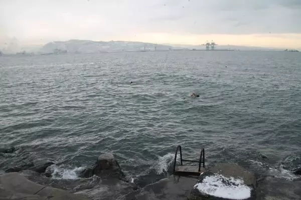 Zonguldak'ta 126 köy yolu ulaşıma kapandı (2) Zonguldak'ta 126 köy yolu ulaşıma kapandı (2)