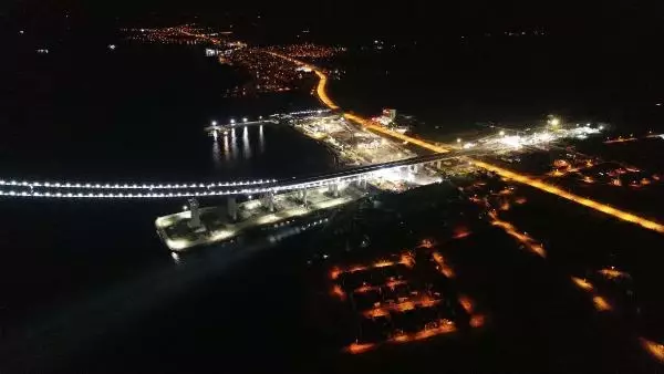 1915 Çanakkale Köprüsü'nde görsel şölen 1915 Çanakkale Köprüsü'nde görsel şölen