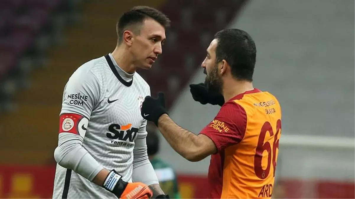 220 gün sonra sahalara dönen Muslera'ya Arda Turan'dan büyük jest