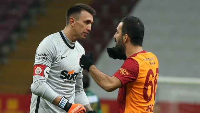 A big gesture from Arda Turan to Muslera, who returned to the fields after 220 days