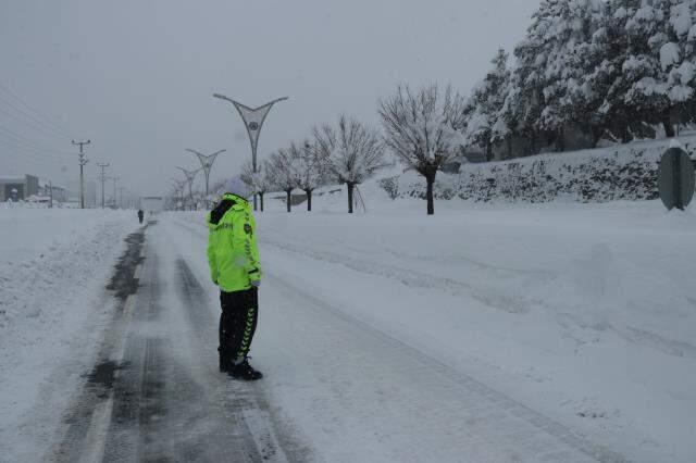 ATM'lerden paralarını boyu iki buçuk metreyi aşan karın üstüne oturarak çekiyorlar