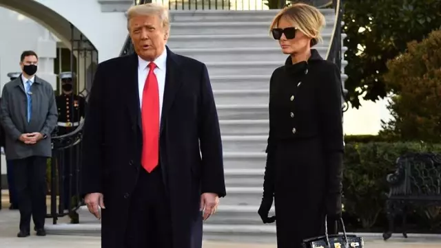 Beyaz Saray'a veda eden Melania Trump'ın simsiyah giyinmesi dikkat çekti Beyaz Saray'a veda eden Melania Trump'ın simsiyah giyinmesi dikkat çekti