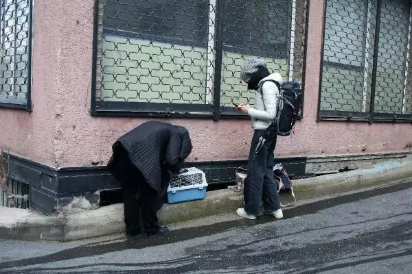 Beyoğlu'nda 2 katlı metruk bina alev alev yandı