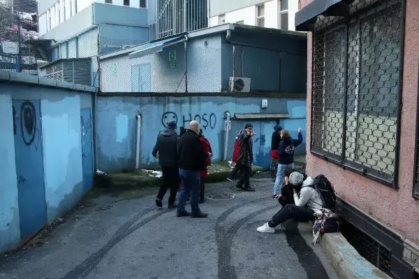 Beyoğlu'nda 2 katlı metruk bina alev alev yandı