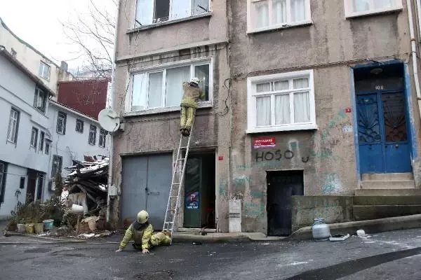 Beyoğlu'nda 2 katlı metruk bina alev alev yandı