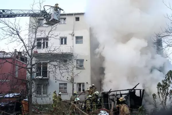 Beyoğlu'nda 2 katlı metruk bina alev alev yandı