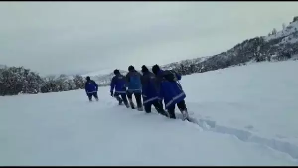 Bingöl'de, elektrik ekipleri tipi ve fırtınada köylere ulaşıyor Bingöl'de, elektrik ekipleri tipi ve fırtınada köylere ulaşıyor