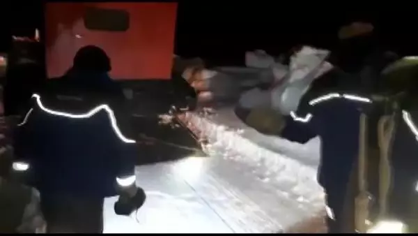 Bingöl'de, elektrik ekipleri tipi ve fırtınada köylere ulaşıyor Bingöl'de, elektrik ekipleri tipi ve fırtınada köylere ulaşıyor