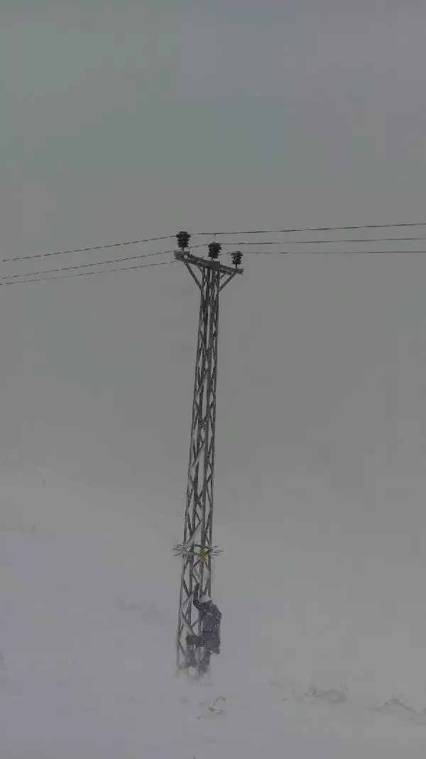 Bingöl'de, elektrik ekipleri tipi ve fırtınada köylere ulaşıyor Bingöl'de, elektrik ekipleri tipi ve fırtınada köylere ulaşıyor