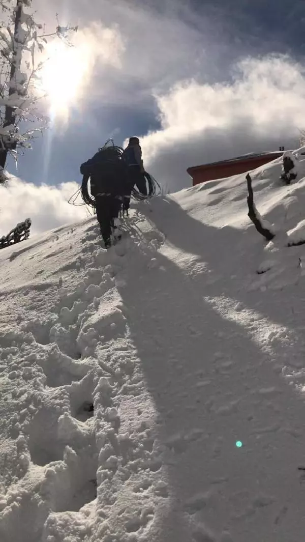 Bingöl'de, elektrik ekipleri tipi ve fırtınada köylere ulaşıyor Bingöl'de, elektrik ekipleri tipi ve fırtınada köylere ulaşıyor