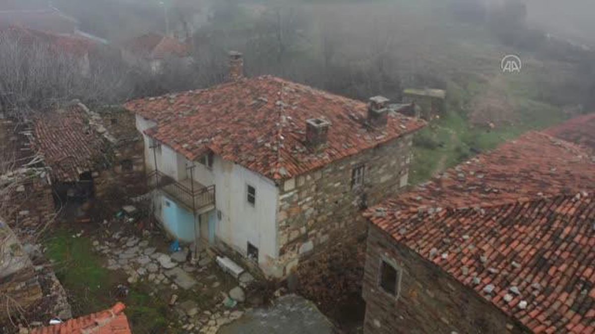Bir evin duvarında kullanılan antik lahit müzeye taşınacak
