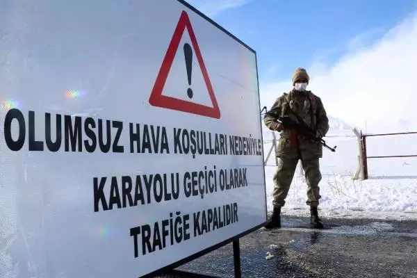 Çığ nedeniyle kapanan Çatak ve Bahçesaray yolunda temizlik çalışması Çığ nedeniyle kapanan Çatak ve Bahçesaray yolunda temizlik çalışması