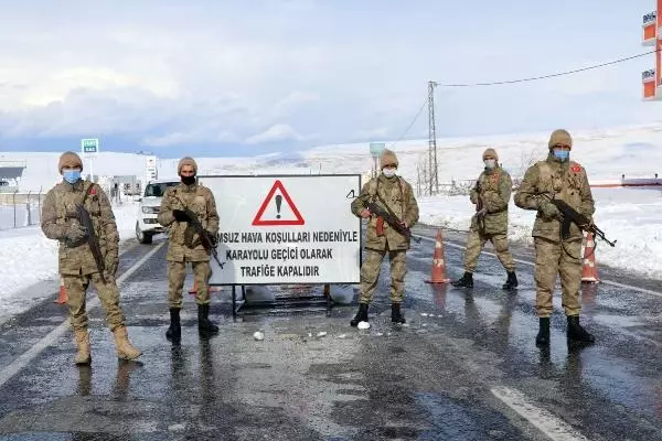 Çığ nedeniyle kapanan Çatak ve Bahçesaray yolunda temizlik çalışması Çığ nedeniyle kapanan Çatak ve Bahçesaray yolunda temizlik çalışması