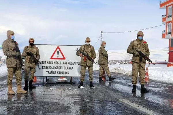 Çığ nedeniyle kapanan Çatak ve Bahçesaray yolunda temizlik çalışması Çığ nedeniyle kapanan Çatak ve Bahçesaray yolunda temizlik çalışması