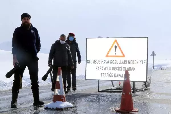 Çığ nedeniyle kapanan Çatak ve Bahçesaray yolunda temizlik çalışması Çığ nedeniyle kapanan Çatak ve Bahçesaray yolunda temizlik çalışması