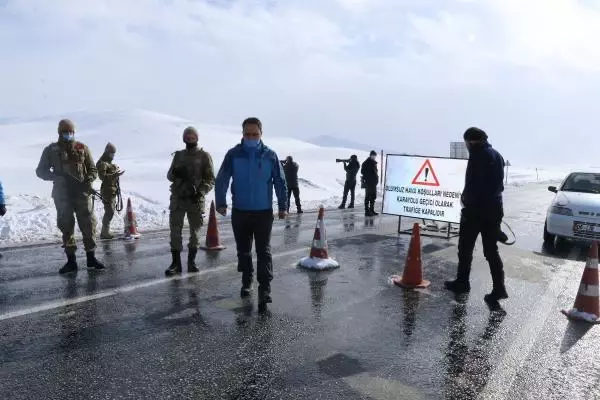 Çığ nedeniyle kapanan Çatak ve Bahçesaray yolunda temizlik çalışması Çığ nedeniyle kapanan Çatak ve Bahçesaray yolunda temizlik çalışması