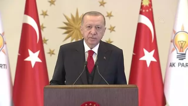 Cumhurbaşkanı Erdoğan: 'Anlamsız polemiklerle ülkenin vaktini heba edenlere eyvallahımız olmayacaktır' Cumhurbaşkanı Erdoğan: 'Anlamsız polemiklerle ülkenin vaktini heba edenlere eyvallahımız olmayacaktır'