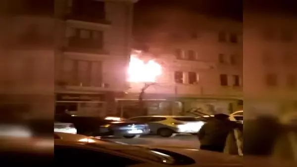 Dairenin atölyeye çevrilen odasında yangın çıktı, ev sahipleri balkona sığındı Dairenin atölyeye çevrilen odasında yangın çıktı, ev sahipleri balkona sığındı