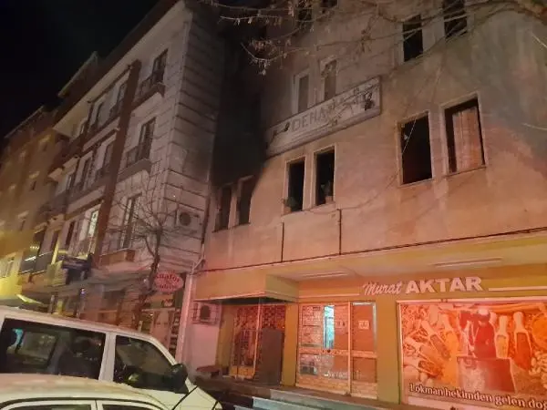 Dairenin atölyeye çevrilen odasında yangın çıktı, ev sahipleri balkona sığındı Dairenin atölyeye çevrilen odasında yangın çıktı, ev sahipleri balkona sığındı