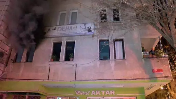 Dairenin atölyeye çevrilen odasında yangın çıktı, ev sahipleri balkona sığındı Dairenin atölyeye çevrilen odasında yangın çıktı, ev sahipleri balkona sığındı