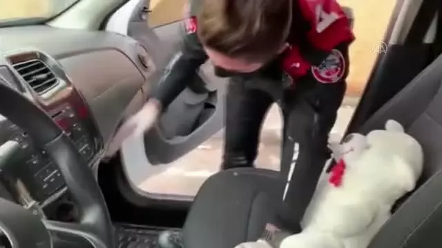 Denetimde durdurulan araçtaki oyuncak ayının içinden ruhsatsız silah çıktı Denetimde durdurulan araçtaki oyuncak ayının içinden ruhsatsız silah çıktı