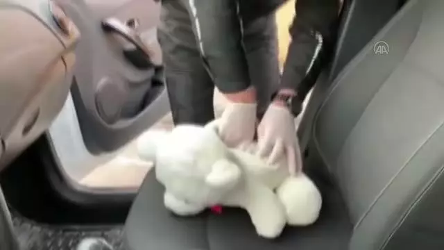 Denetimde durdurulan araçtaki oyuncak ayının içinden ruhsatsız silah çıktı Denetimde durdurulan araçtaki oyuncak ayının içinden ruhsatsız silah çıktı