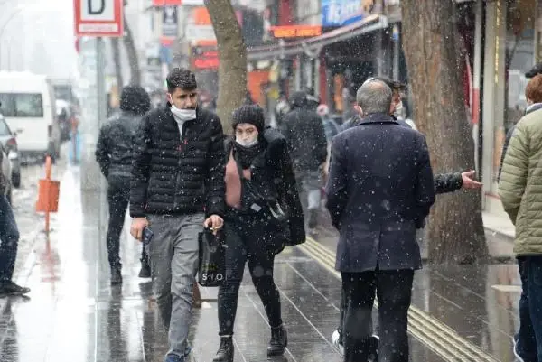 Diyarbakır'da kar yağışı bugün de sürdü Diyarbakır'da kar yağışı bugün de sürdü