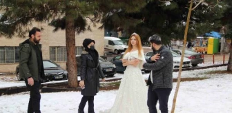Son dakika haberi: Diyarbakırlı modacı, yazlık gelinliği karda tanıttı