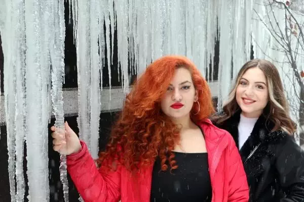 Erzurum'da buz sarkıtlarının boyu 2 metreye ulaştı Erzurum'da buz sarkıtlarının boyu 2 metreye ulaştı