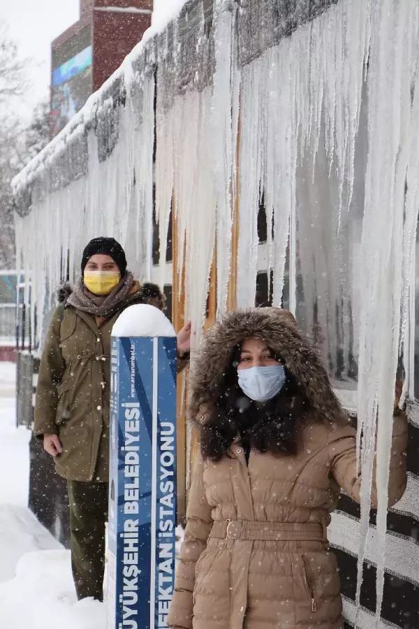 Erzurum'da buz sarkıtlarının boyu 2 metreye ulaştı Erzurum'da buz sarkıtlarının boyu 2 metreye ulaştı
