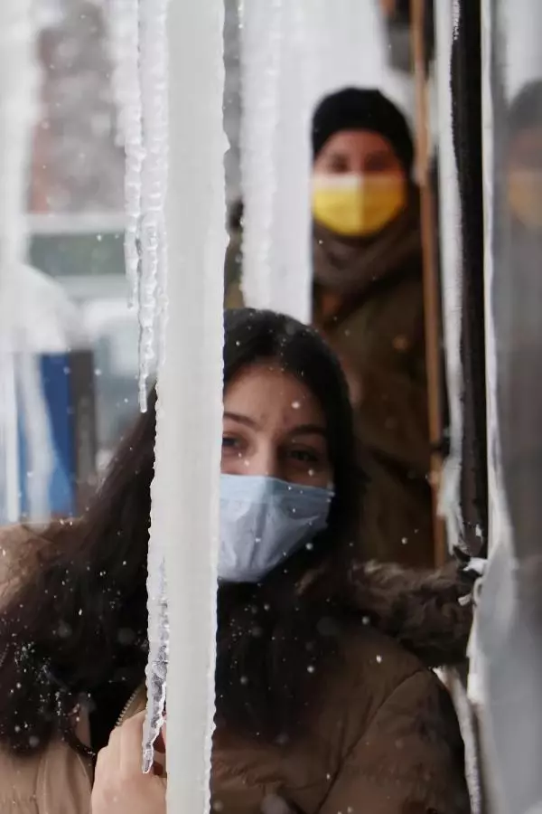 Erzurum'da buz sarkıtlarının boyu 2 metreye ulaştı Erzurum'da buz sarkıtlarının boyu 2 metreye ulaştı