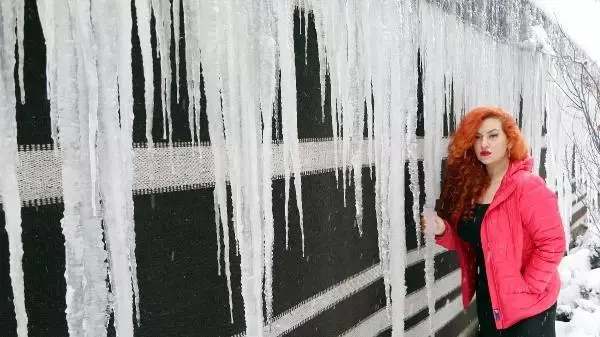 Erzurum'da buz sarkıtlarının boyu 2 metreye ulaştı Erzurum'da buz sarkıtlarının boyu 2 metreye ulaştı