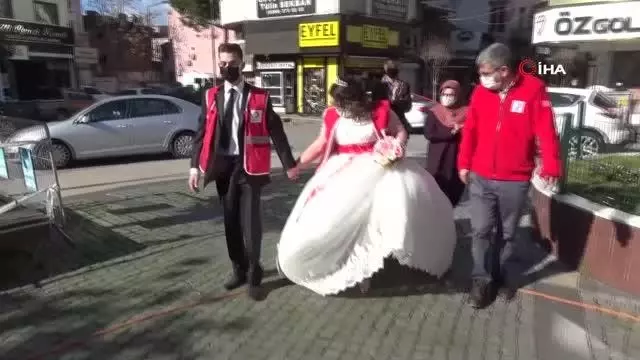 Nikah günü kan aracıyla karşılaşan Kızılay gönüllüsü çift, gelinlik ve damatlıklarıyla bağış kampanyasına destek verdi Nikah günü kan aracıyla karşılaşan Kızılay gönüllüsü çift, gelinlik ve damatlıklarıyla bağış kampanyasına destek verdi
