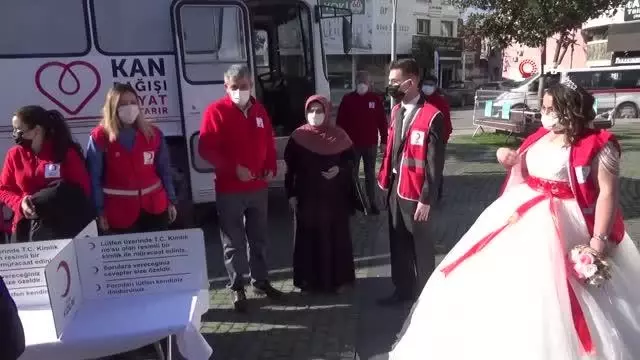 Nikah günü kan aracıyla karşılaşan Kızılay gönüllüsü çift, gelinlik ve damatlıklarıyla bağış kampanyasına destek verdi Nikah günü kan aracıyla karşılaşan Kızılay gönüllüsü çift, gelinlik ve damatlıklarıyla bağış kampanyasına destek verdi