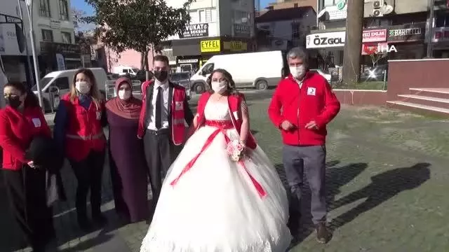 Nikah günü kan aracıyla karşılaşan Kızılay gönüllüsü çift, gelinlik ve damatlıklarıyla bağış kampanyasına destek verdi Nikah günü kan aracıyla karşılaşan Kızılay gönüllüsü çift, gelinlik ve damatlıklarıyla bağış kampanyasına destek verdi