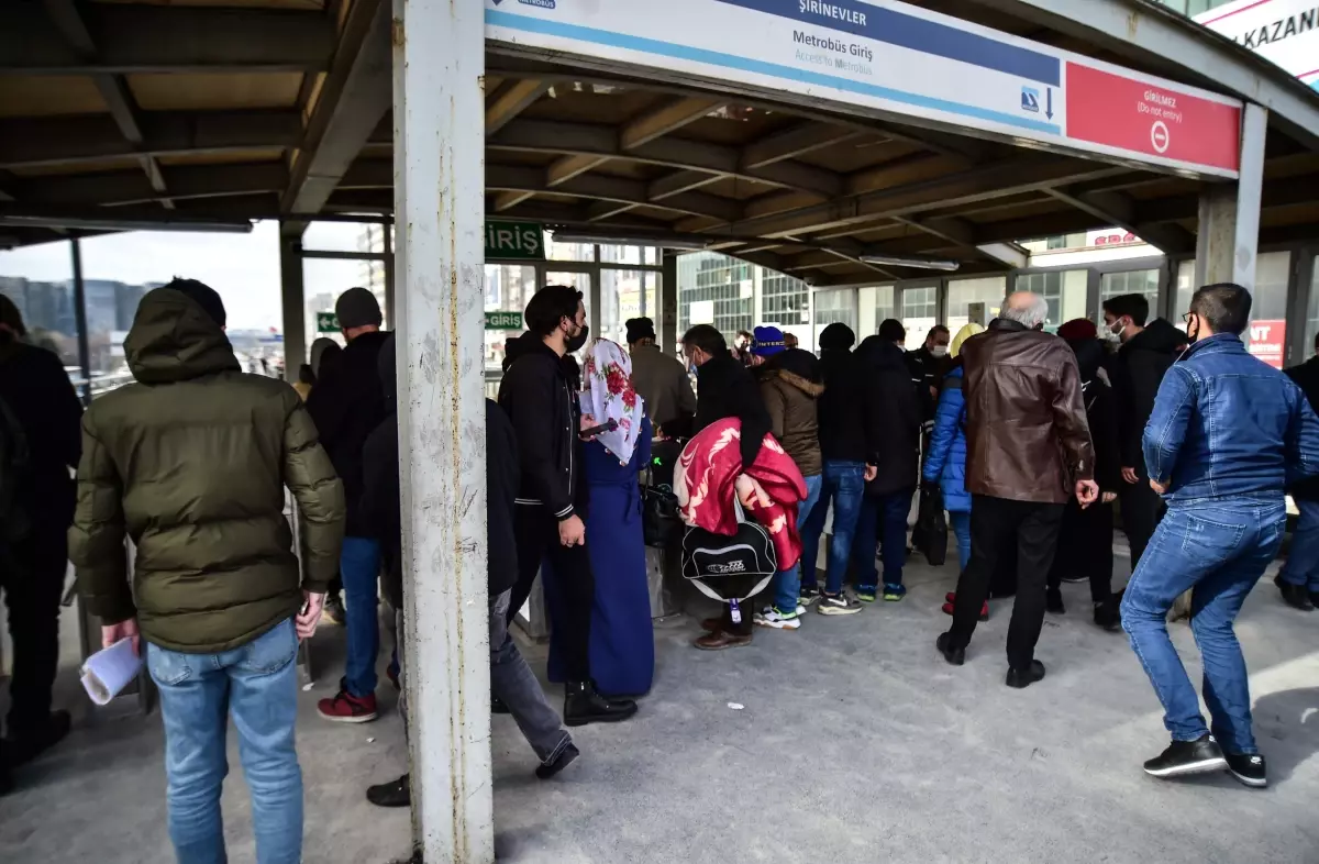İstanbul'da metro ve metrobüslerde HES kodu kuyruğu