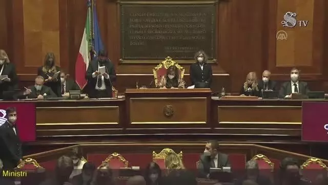 İtalya'da Başbakan Conte ve hükümeti, Senato'daki kritik güven oylamasını az farkla kazandı İtalya'da Başbakan Conte ve hükümeti, Senato'daki kritik güven oylamasını az farkla kazandı
