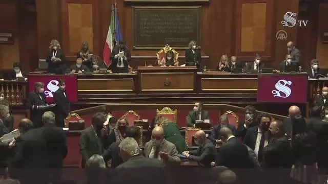 İtalya'da Başbakan Conte ve hükümeti, Senato'daki kritik güven oylamasını az farkla kazandı İtalya'da Başbakan Conte ve hükümeti, Senato'daki kritik güven oylamasını az farkla kazandı