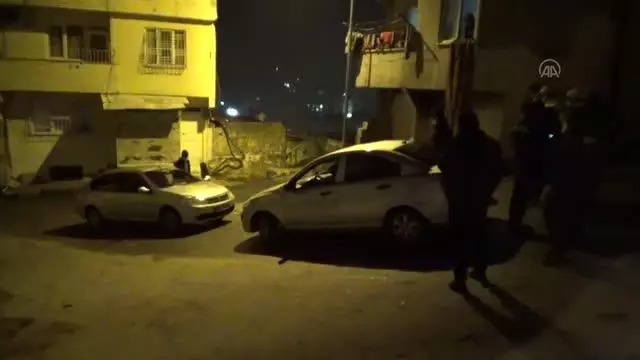KAHRAMANMARAŞ - Sivil polislerin önünü kesip kendisini polis olarak tanıtan kişi gözaltına alındı KAHRAMANMARAŞ - Sivil polislerin önünü kesip kendisini polis olarak tanıtan kişi gözaltına alındı