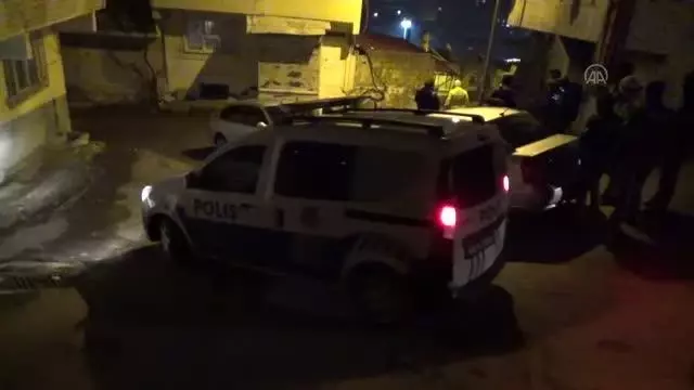 KAHRAMANMARAŞ - Sivil polislerin önünü kesip kendisini polis olarak tanıtan kişi gözaltına alındı KAHRAMANMARAŞ - Sivil polislerin önünü kesip kendisini polis olarak tanıtan kişi gözaltına alındı