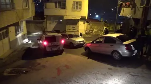 KAHRAMANMARAŞ - Sivil polislerin önünü kesip kendisini polis olarak tanıtan kişi gözaltına alındı KAHRAMANMARAŞ - Sivil polislerin önünü kesip kendisini polis olarak tanıtan kişi gözaltına alındı