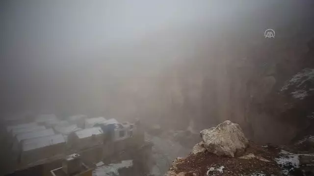 Kamplarda kar yağışı yerinden edilenlerin hayatını zorlaştırdı Kamplarda kar yağışı yerinden edilenlerin hayatını zorlaştırdı